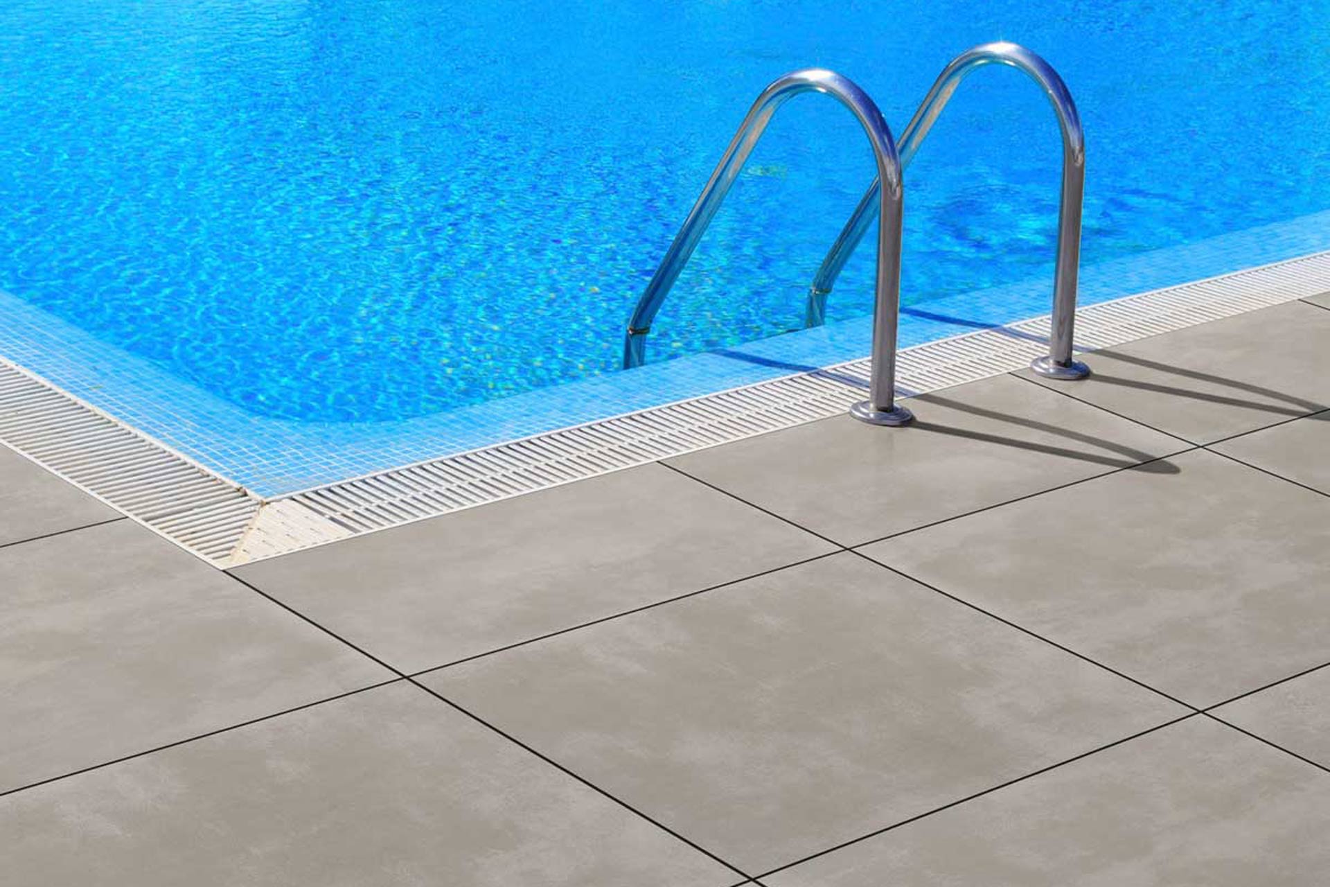 fano-keramikplatte-betonoptik-light-grey_swimmingpool-pool